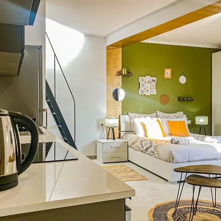 Sunny Penthouse In 그지라