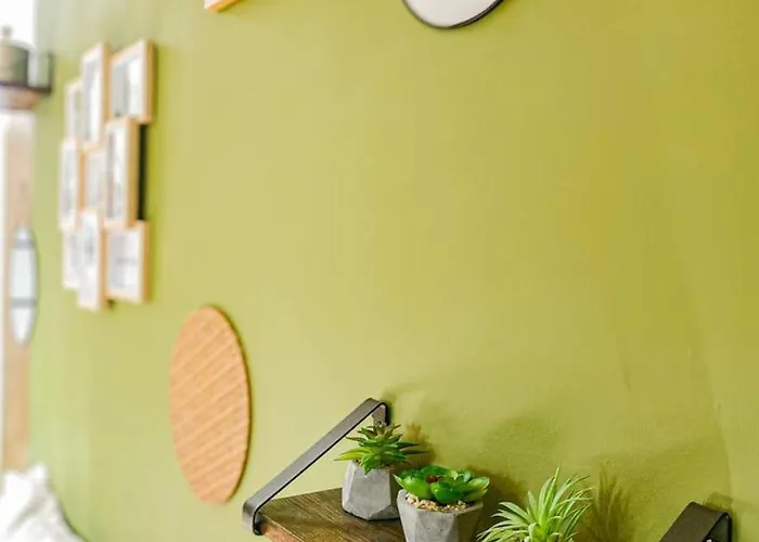 Sunny Penthouse In Apartment *